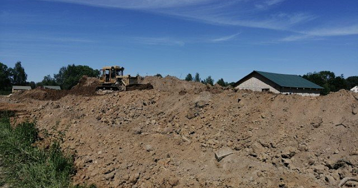 Департамент окружающей среды Ярославской области назвал незаконным сваливание строительного грунта на Шевелюхе. Его везут из котлована нового корпуса онкобольницы