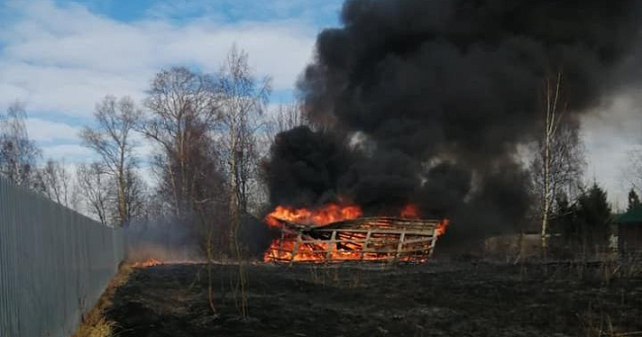 От пала травы сгорел жилой дом в Ярославской области