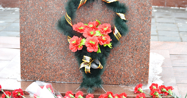 Ярославцы возложили цветы к памятнику Михаилу Фрунзе_23374