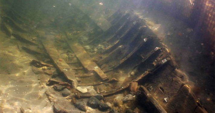 Из Которосли извлекут затонувшее деревянное судно