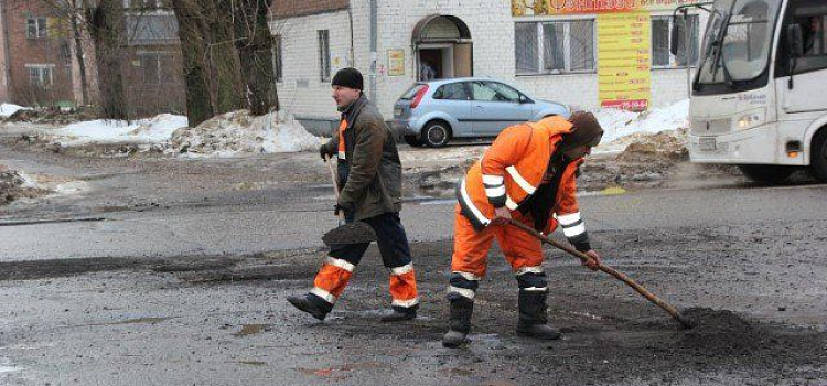 С 11 апреля в Ярославле продолжится ямочный ремонт дорог