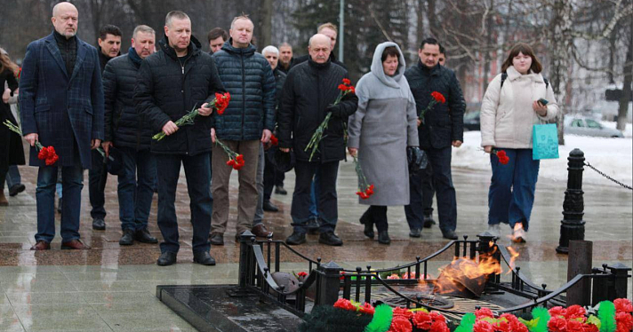 Ярославль скорбит: горожане несут цветы и игрушки в память о погибших при теракте в Подмосковье_267982