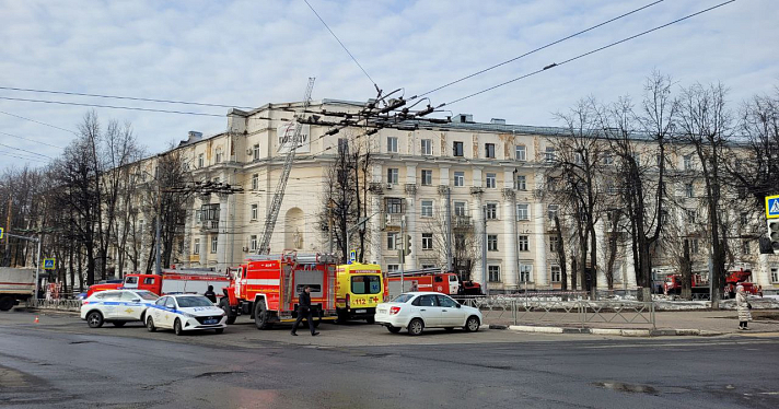 «Что-то случилось с проводкой»: жильцы горящей ярославской «сталинки» рассказали о происшествии_267011