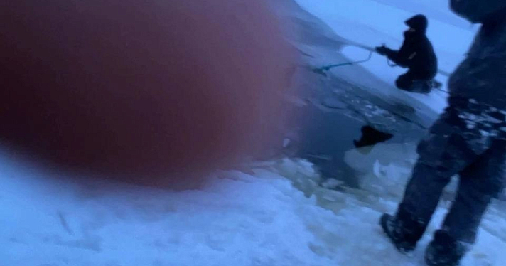 В Ярославской области двое рыбаков едва не погибли, провалившись под лед_228530