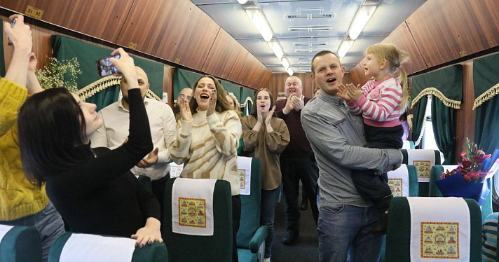 В Ярославле прошла первая свадьба в поезде_259397