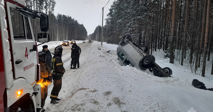 Под Ярославлем автомобиль вылетел с заснеженной дороги и перевернулся