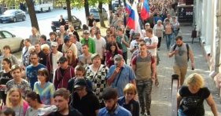 В Ярославле во время шествия против повышения пенсионного возраста на участников сбросили пятилитровую бутылку с водой, пострадала девушка