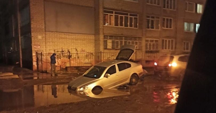 На улице Строителей в Ярославле несколько машин «утонули» в луже