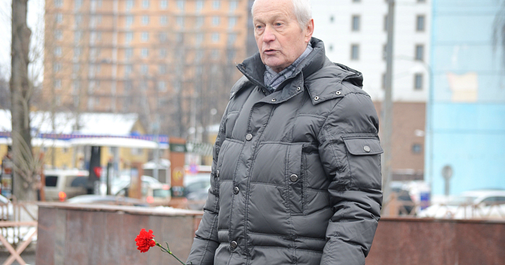Ярославцы возложили цветы к памятнику Михаилу Фрунзе_23375