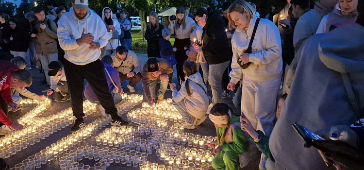 В Ярославле и Рыбинске составили из свечей «Огненные картины войны»_298605