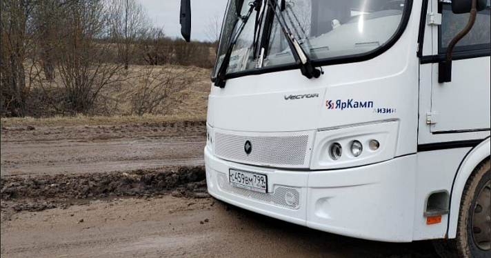«Участок пучит каждую весну»: в Ярославской области рейсовый автобус застрял на дороге_270543