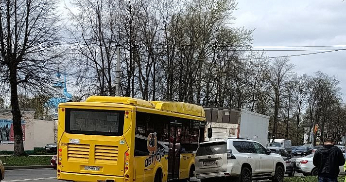 В Ярославле жёлтый автобус угодил в массовое ДТП_271191