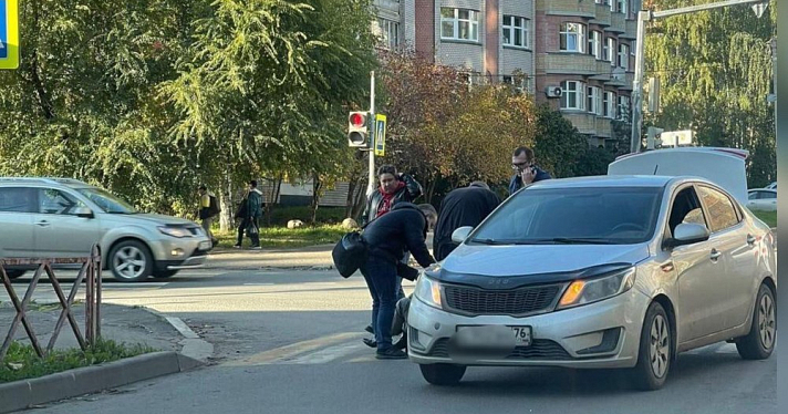 Лежала под колесами: в центре Ярославля водитель сбил женщину