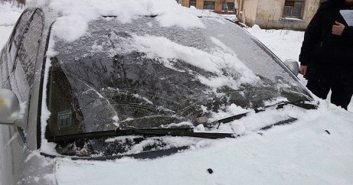 В Ярославле сход снега с крыши повредил несколько автомобилей