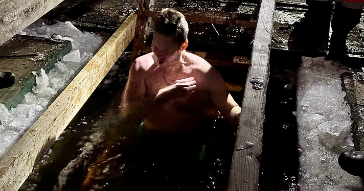 В купальнике в ледяную воду: как ярославцы окунались в крещенские проруби_231262