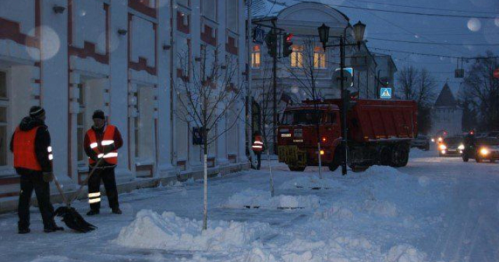 Ночью с улиц Ярославля 104 машины убирали снег