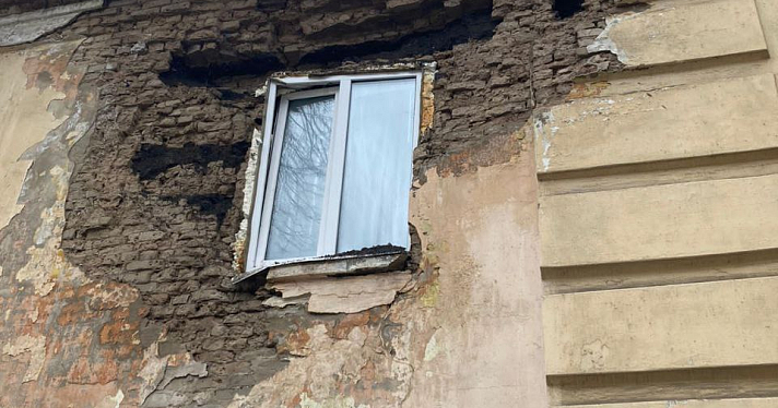 «Эти глыбы могли упасть на детей!»: в Ярославле обрушился фасад аварийного дома_268081