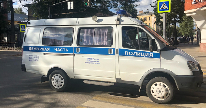 В Ярославле из припаркованной машины украли пистолет