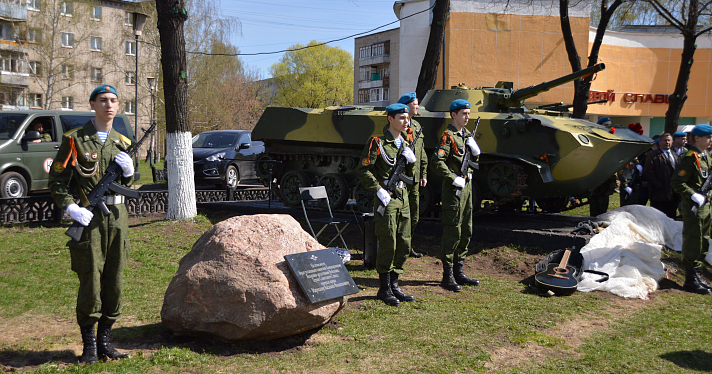 Боевую машину десанта установили на улице Угличской_30674