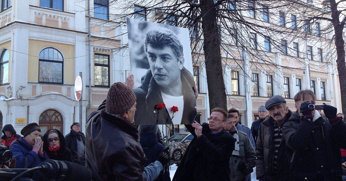 На доме, где жил Немцов, повесили памятную табличку