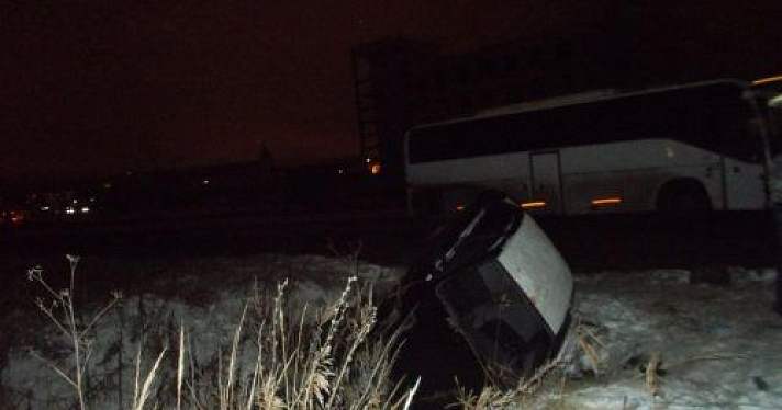 В Ярославле на Промышленном шоссе автомобиль опрокинулся в кювет: пострадал водитель 