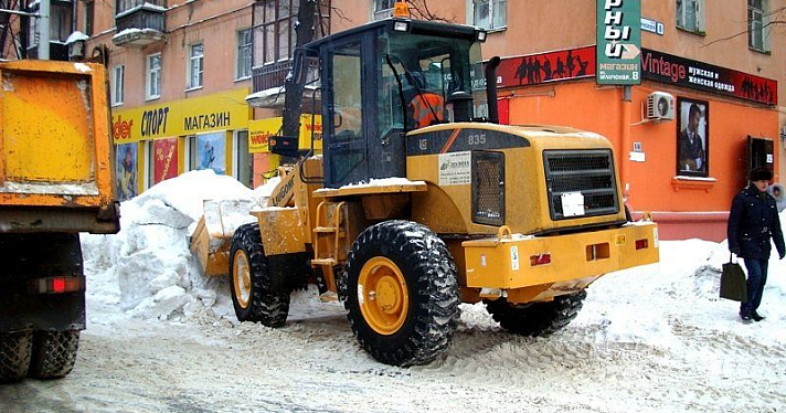 Припаркованные автомобили мешают уборке снега в Ярославле