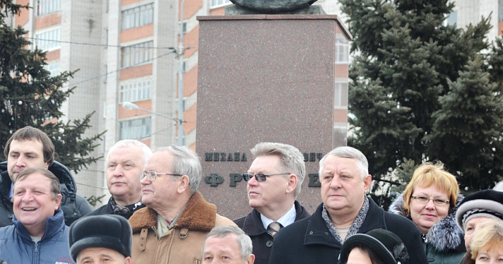 Ярославцы возложили цветы к памятнику Михаилу Фрунзе_23378