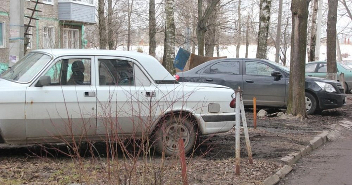 В закон Ярославской области вернут пункт о штрафах за парковку на газоне