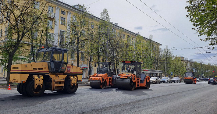 В Ярославле начали укладывать асфальт на улице Свободы_271986