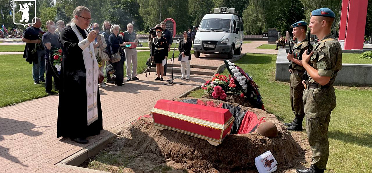 Вернулся с войны спустя 83 года: в Ярославле захоронили останки бойца ВОВ_298485