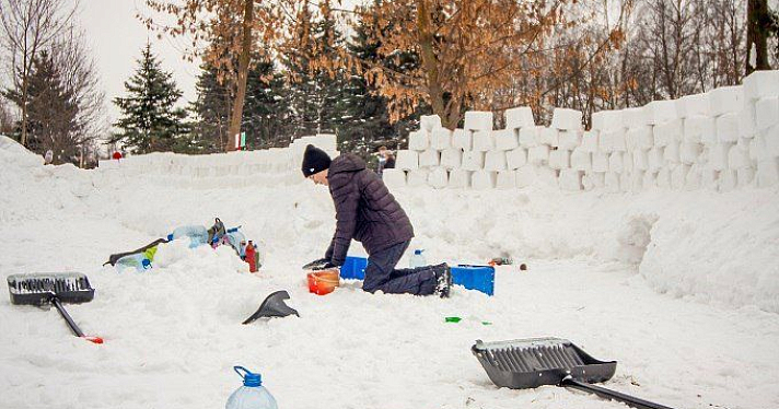 В Рыбинске горожане построили самую большую крепость из снега в России 