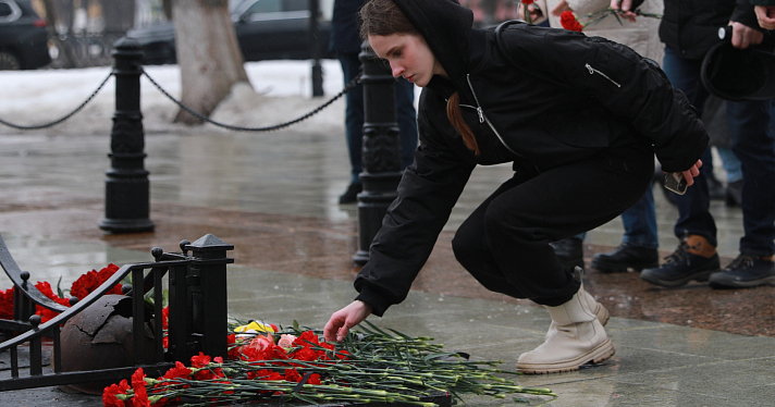Ярославль скорбит: горожане несут цветы и игрушки в память о погибших при теракте в Подмосковье_267979