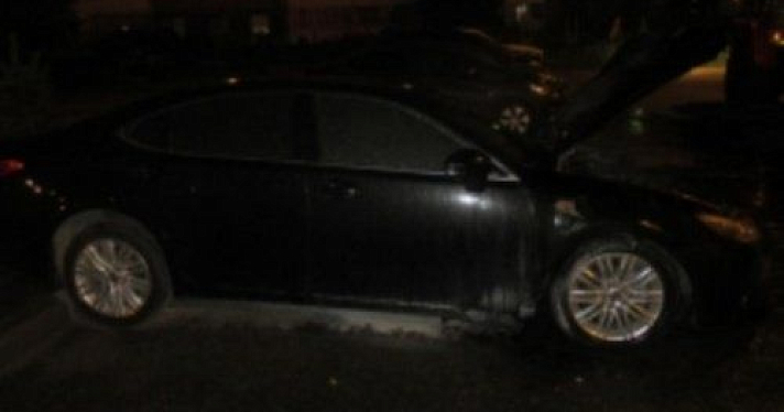 Ночью в Ярославле огонь повредил автомобиль «Лексус»