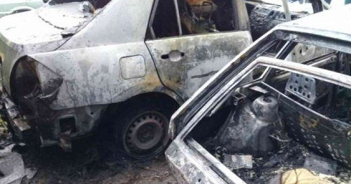 В Ярославле на проспекте Ленина сгорели два легковых автомобиля 