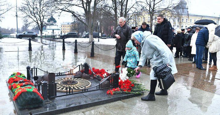 Ярославль скорбит: горожане несут цветы и игрушки в память о погибших при теракте в Подмосковье_267980