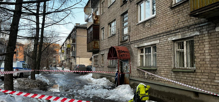 Два человека пострадали в двух районах Ярославля от падения ледяных глыб с крыш_267382