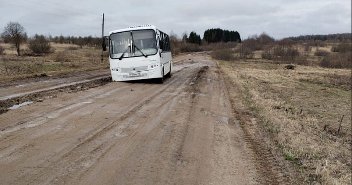 «Участок пучит каждую весну»: в Ярославской области рейсовый автобус застрял на дороге_270542
