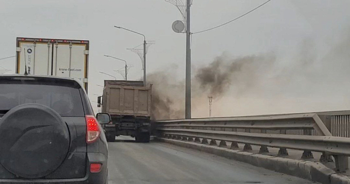 На Октябрьском мосту в Ярославле задымился грузовик