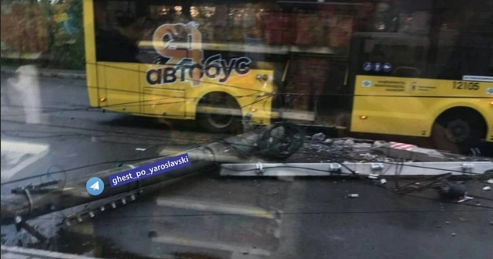 В Ярославле автобус врезался в столб_271789