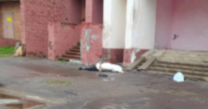 Под балконами: в Брагино обнаружили труп