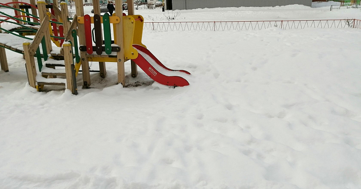 Малышам стало негде играть: колонка ярославны, которая расчистила детскую площадку от снега_171133