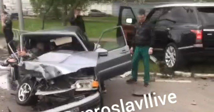 Пострадали пассажир и водитель: в Ярославле разбились два автомобиля