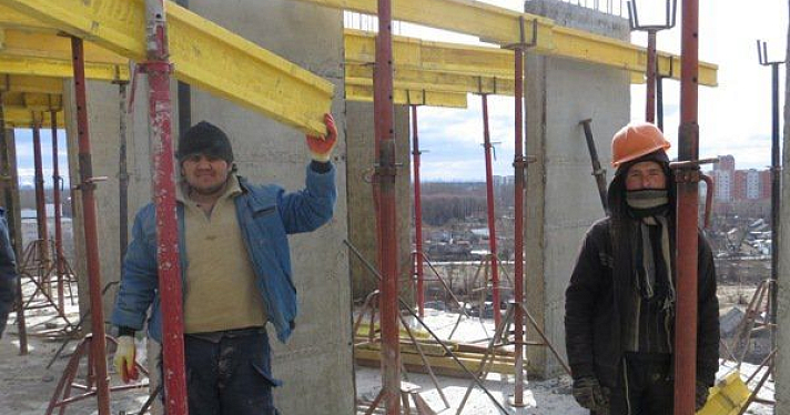 Дом в Дзержинском районе строили 30 нелегалов
