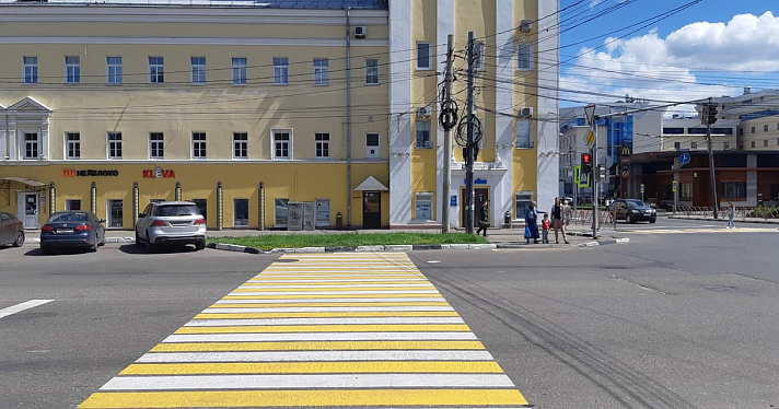От газона до газона: в Ярославле заметили неканоничный пешеходный переход_164324