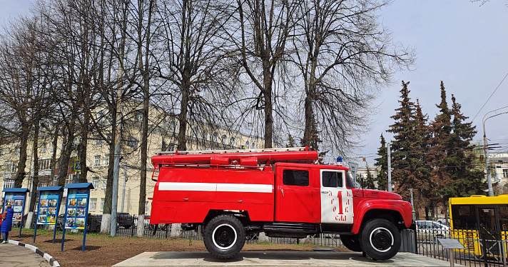 В Ярославле открыли памятник пожарной машине_271265
