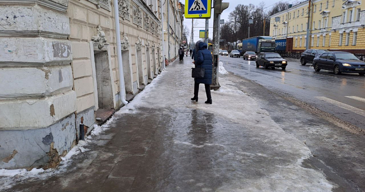 Природа открыла в городе каток: десять самых «убойных» ярославских тротуаров