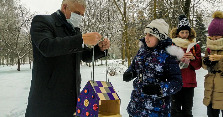 В Рыбинске дети вместе с мэром развесили необычные кормушки для птиц. Фото_169929