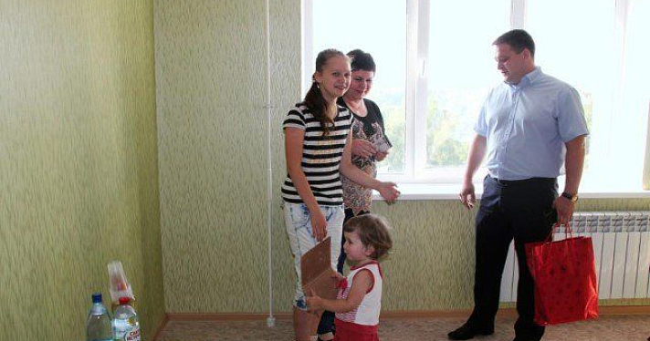 Две ярославские семьи, пострадавшие при обрушении дома, получили новое жилье 