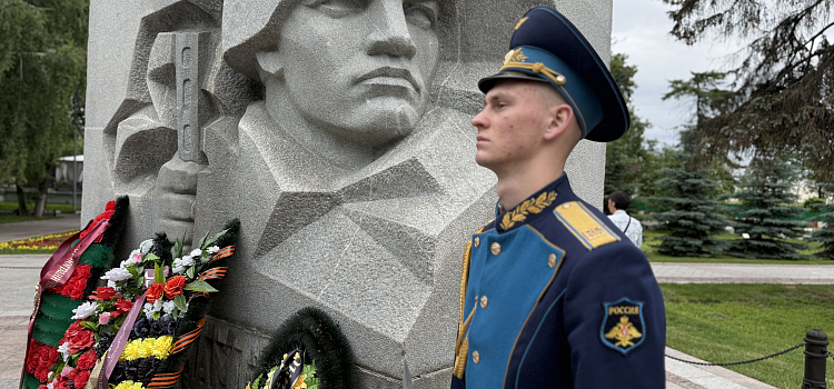В Ярославле и Рыбинске составили из свечей «Огненные картины войны»_298608