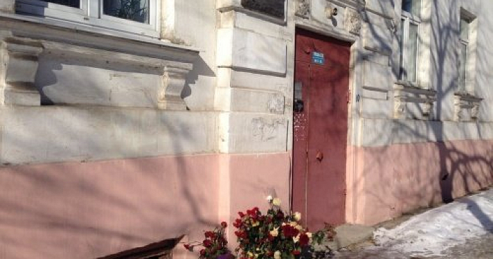Фото дня. Увядшие цветы у подъезда дома, где в Ярославле жил Борис Немцов